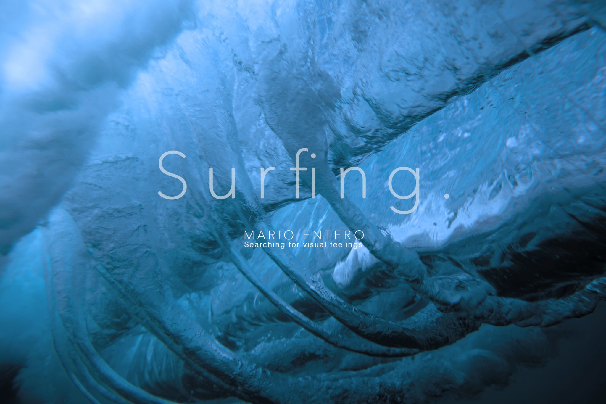 Wasserwelle unter Wasser mit Text 'Surfing.'