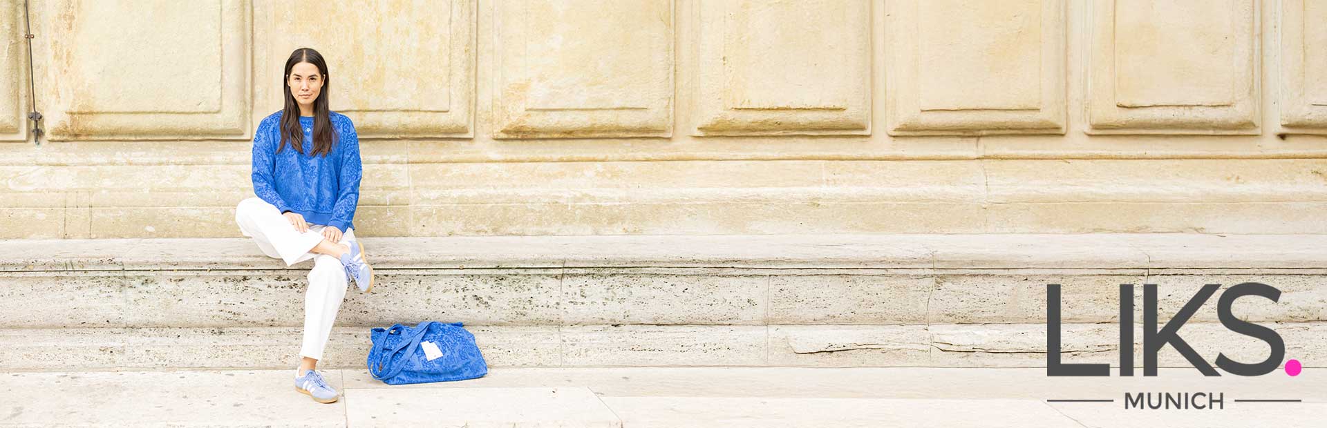 Frau in Freizeitkleidung vor rosafarbenem Hintergrund, COSY ROSY Branding.