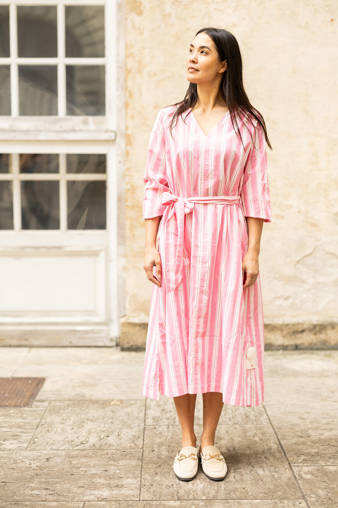 Frau mit Smiley-Pullover in Atelier.