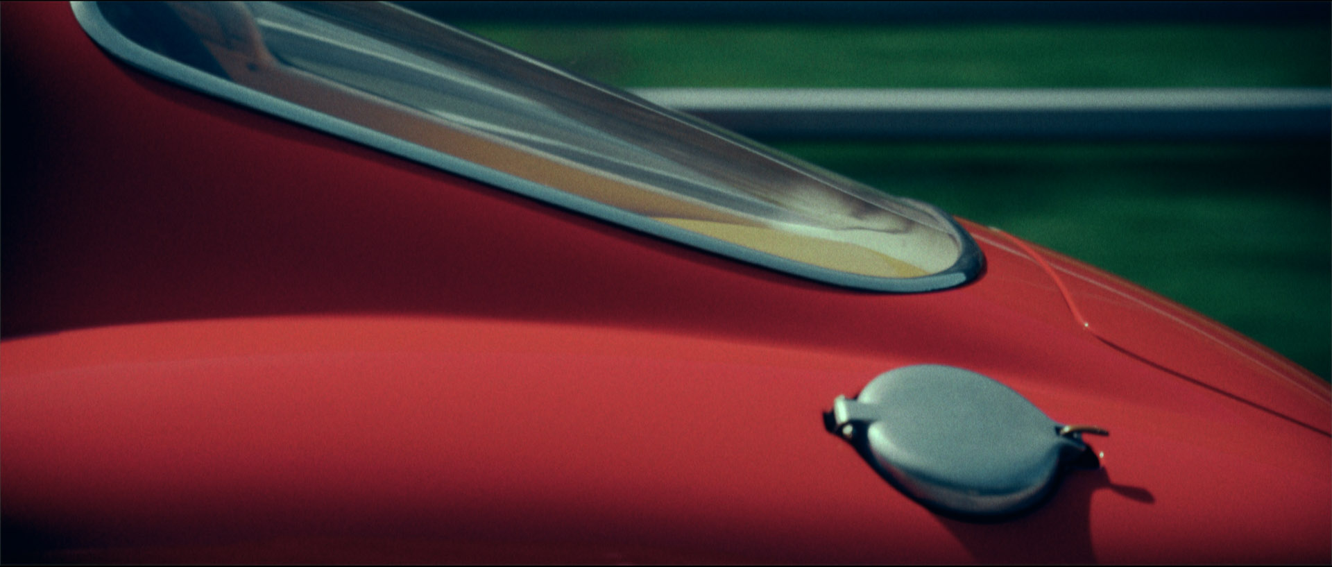 Detailaufnahme eines roten Autos mit Tankdeckel.