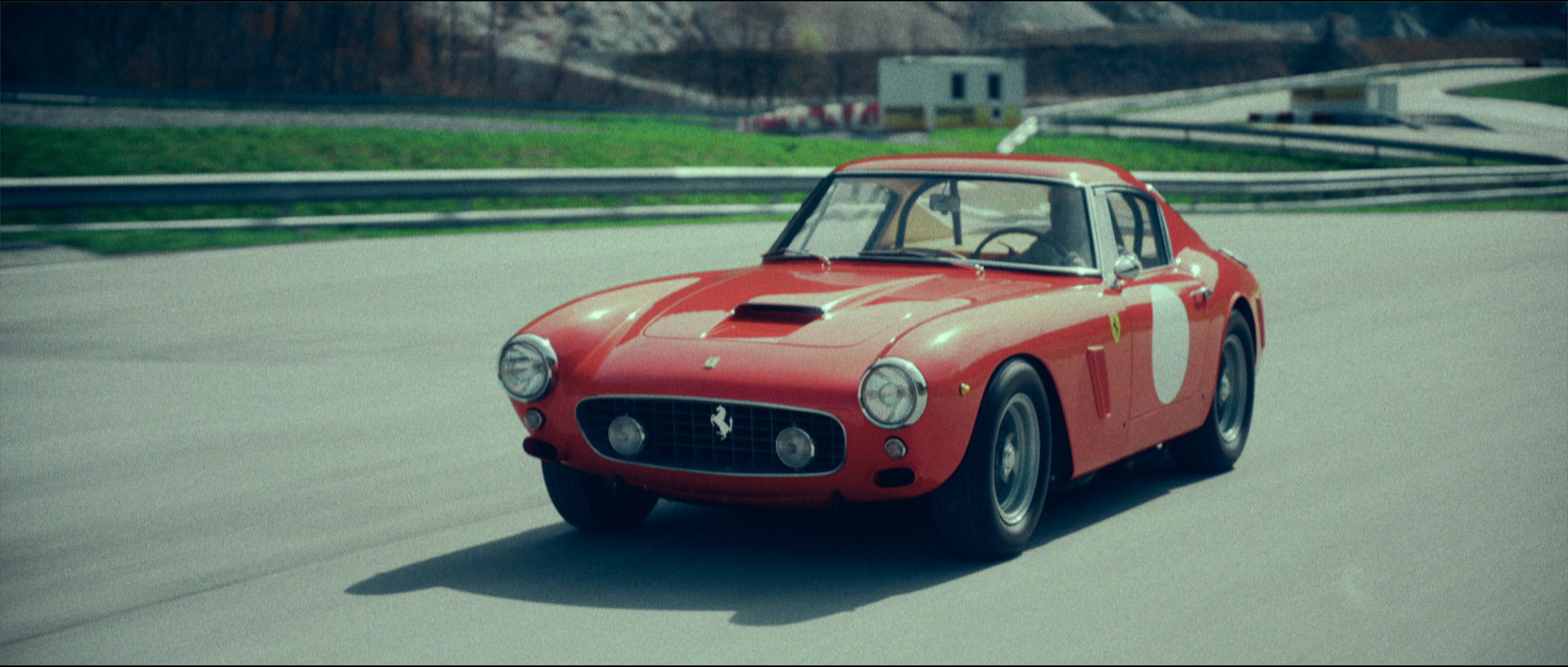 Ein roter Ferrari auf einer Rennstrecke.