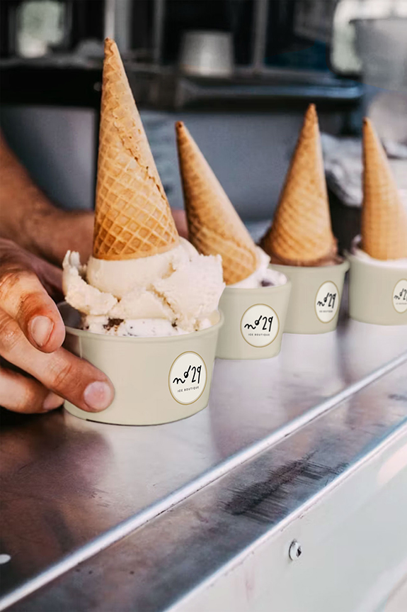 Eisbecher mit Waffelkonen auf einem Tisch.