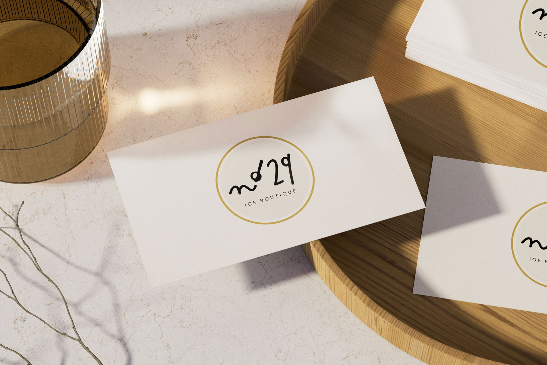 Visitenkarte mit Logo von IoE Boutique.