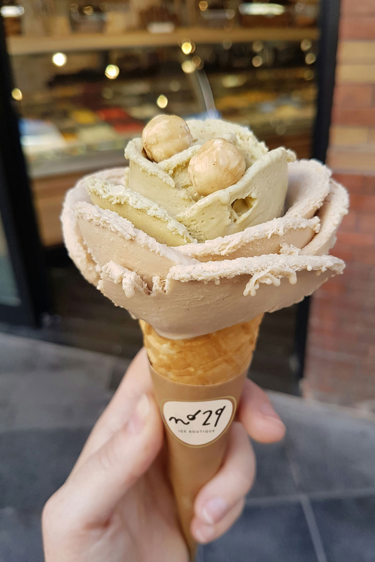 Eiskegel in Blumenform mit Nüssen.