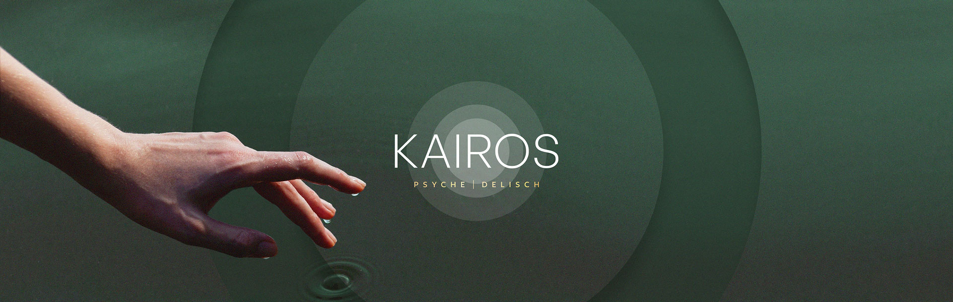 Hand erreicht Wasseroberfläche mit KAIROS Schriftzug.