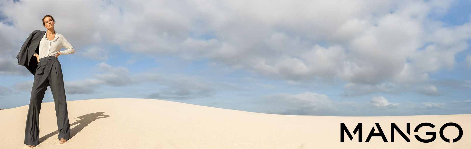 Frau in modischer Kleidung auf Sanddüne, Farmhouse7