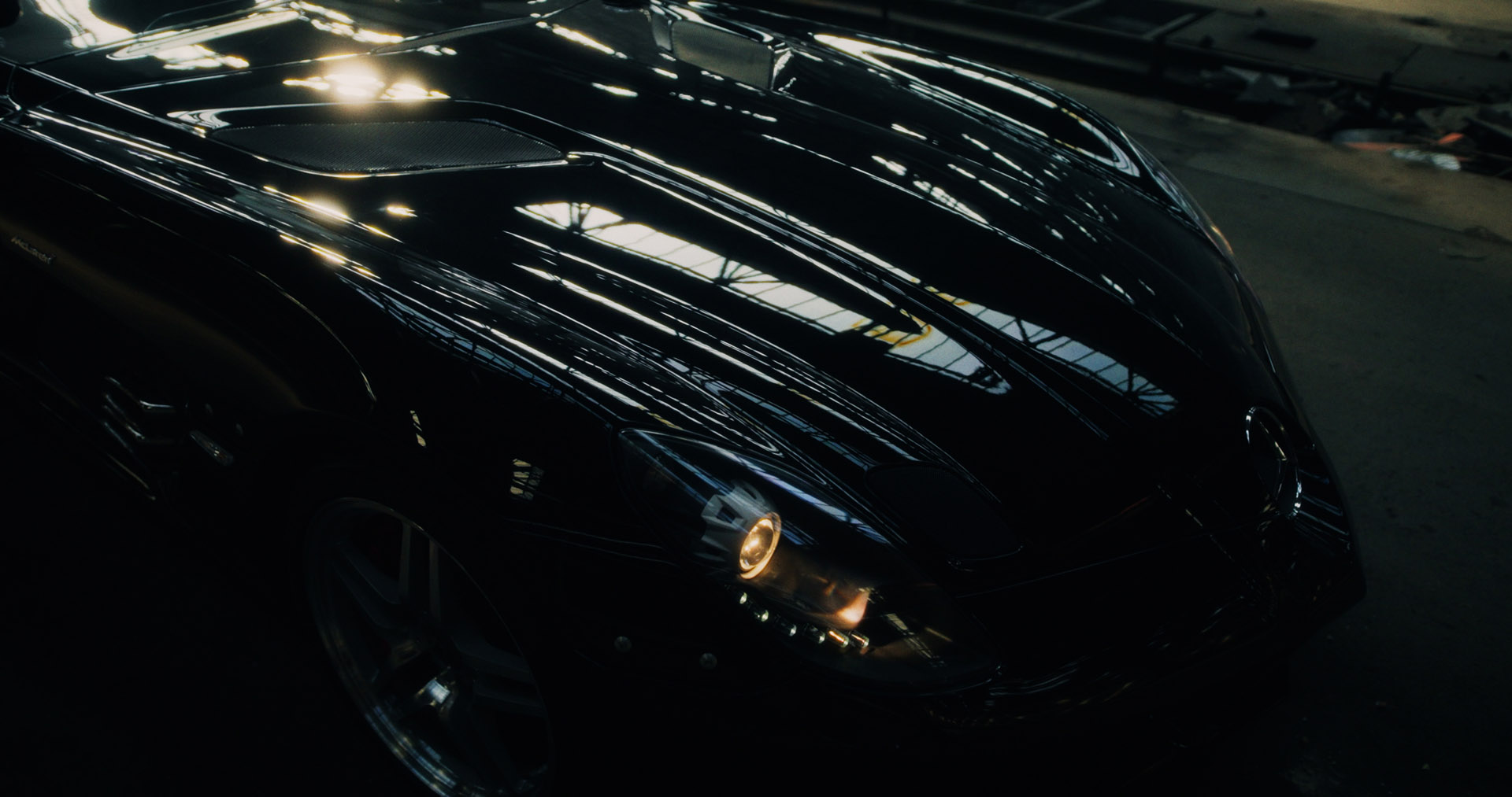 Schwarzes Sportwagen mit glänzender Oberfläche.