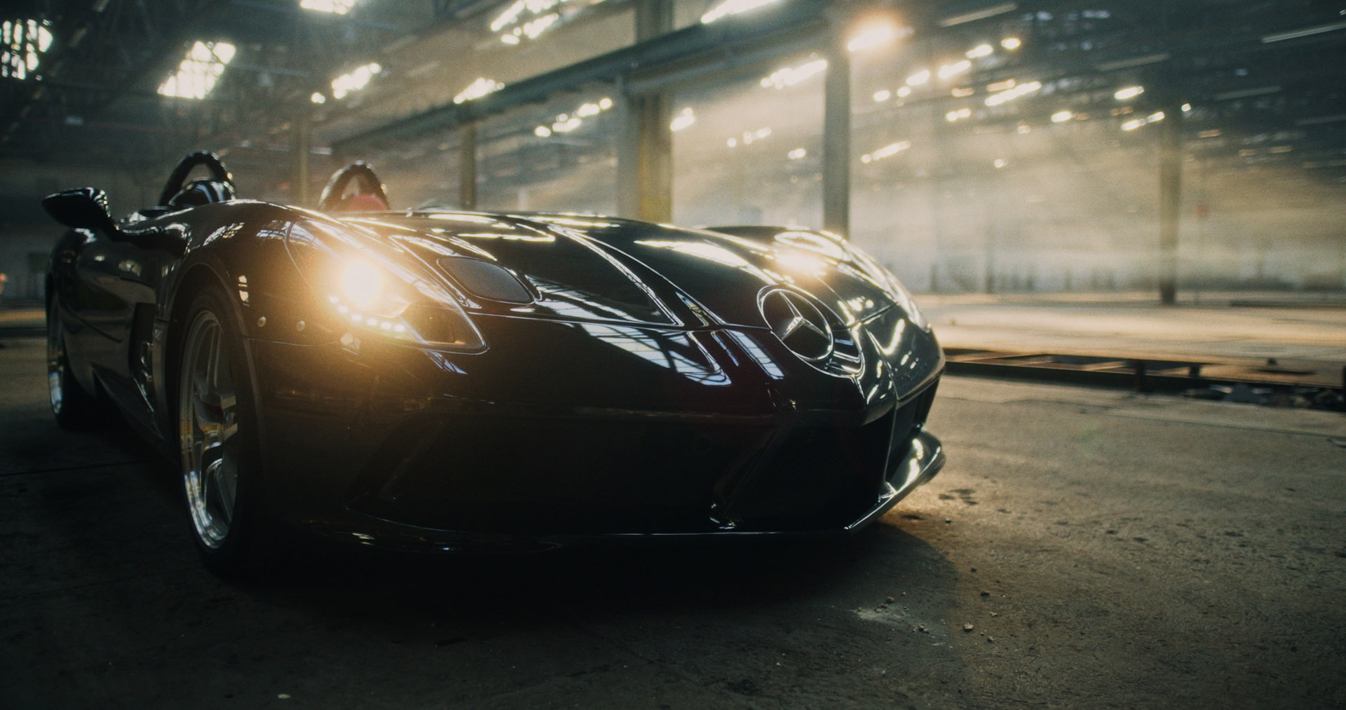 Schwarzes Sportauto in einer Lagerhalle.