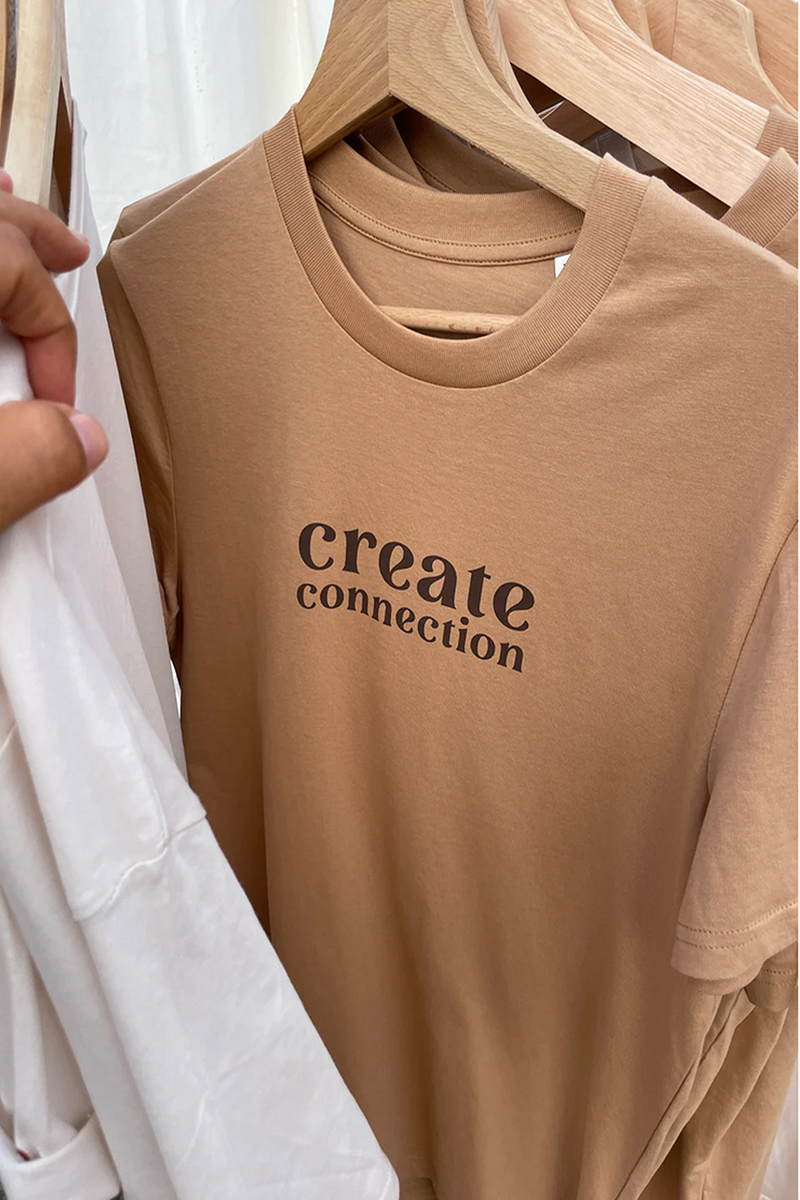 Beige T-Shirt mit 'create connection' Aufdruck.