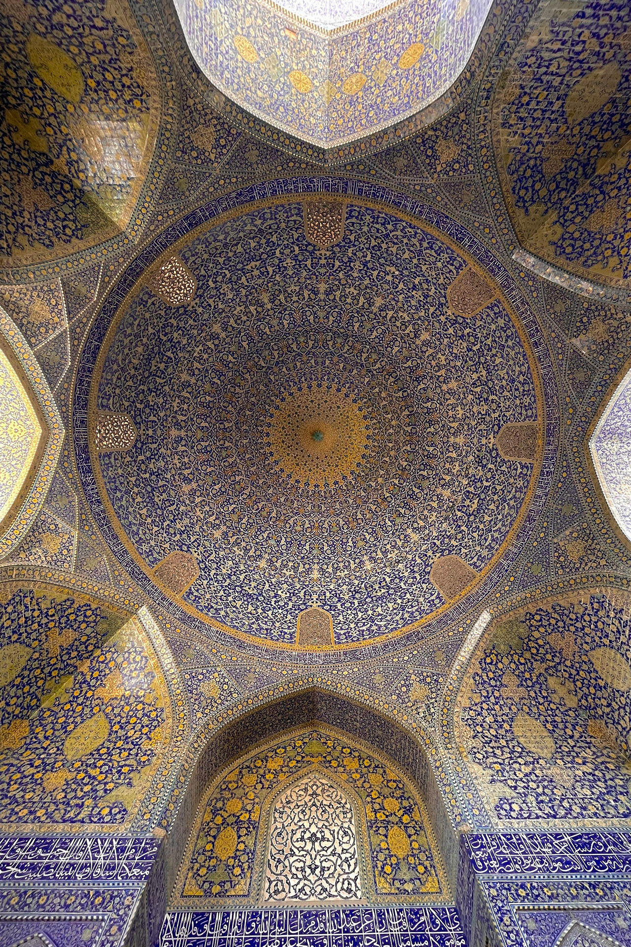 Bunte Kuppel mit geometrischen Mustern und Fresken.