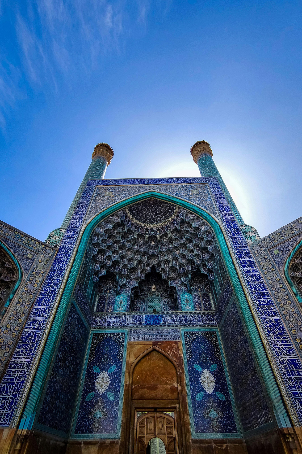 Blaue Tore mit Fliesen des unter klarem Himmel.