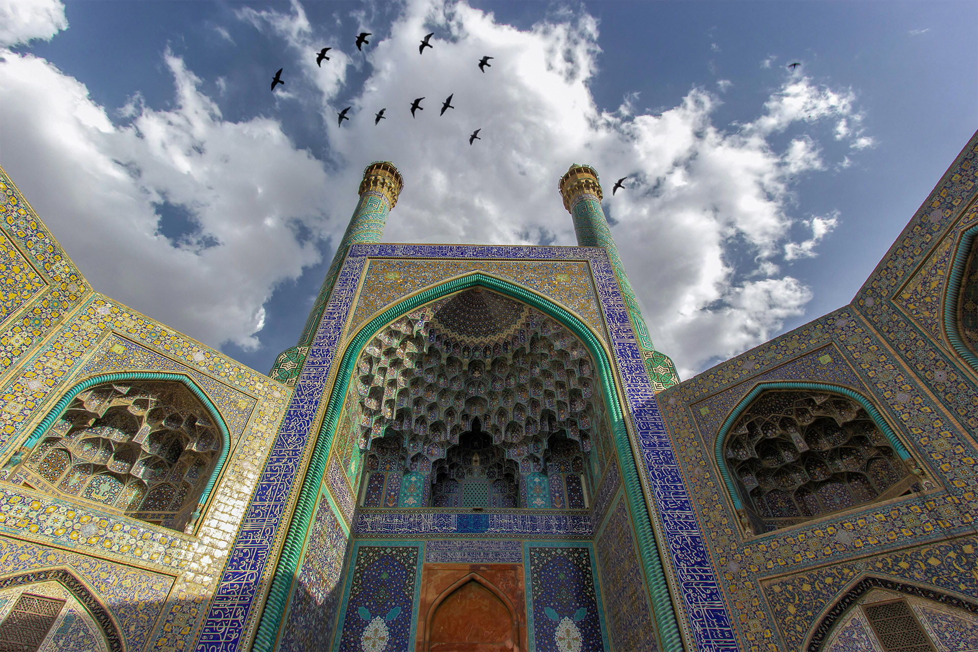 Architekturdetails eines Minaretts unter blauen Himmel.