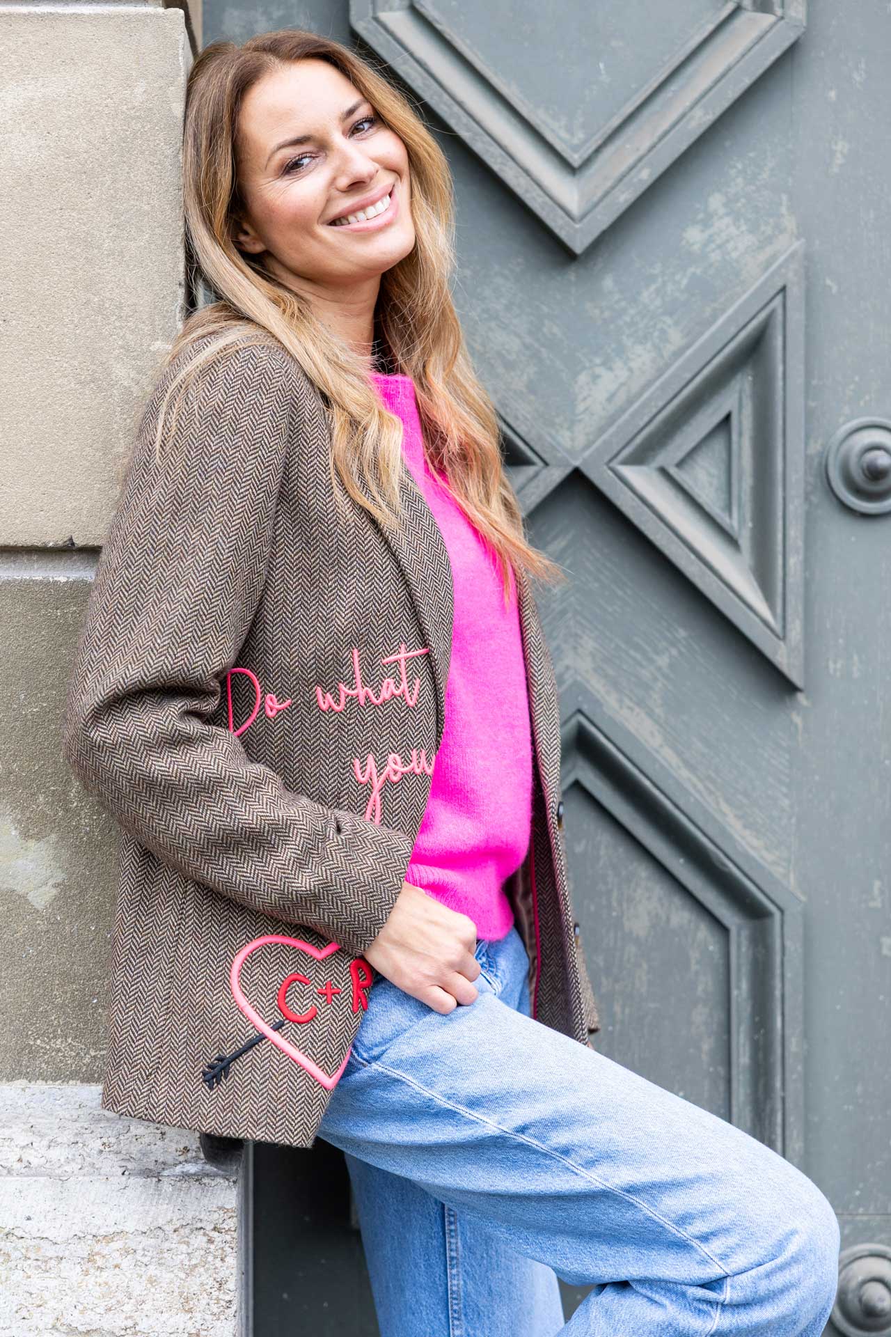 Frau in lässiger Kleidung vor einer grauen Tür, "Do what you love" Schriftzug, Cosy Rosy, Farmhouse7.