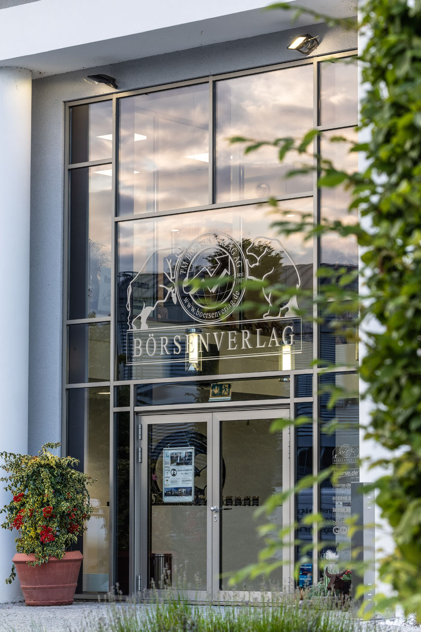 Eingang zum Börsenverlag mit Glastür.