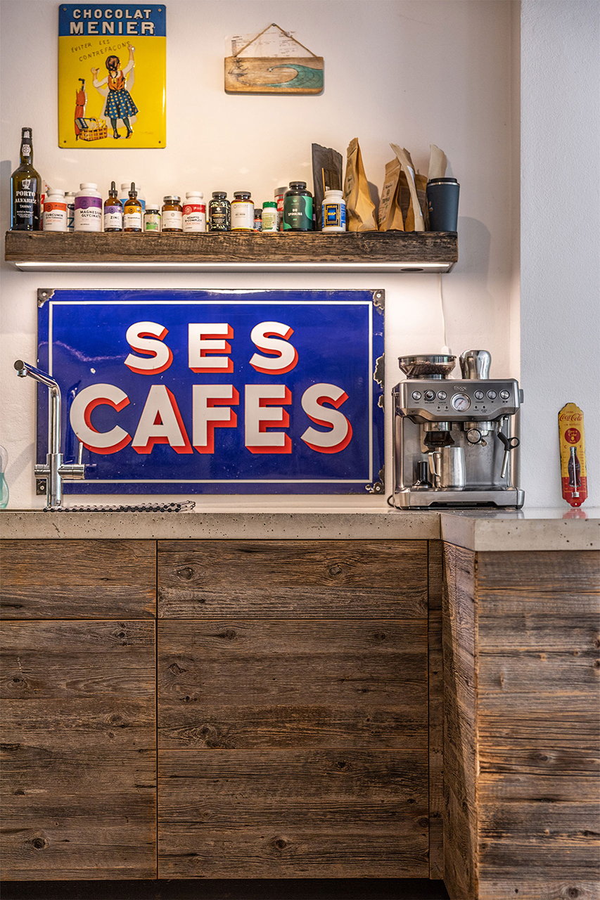 Küche mit Kaffeemaschine und Regal.