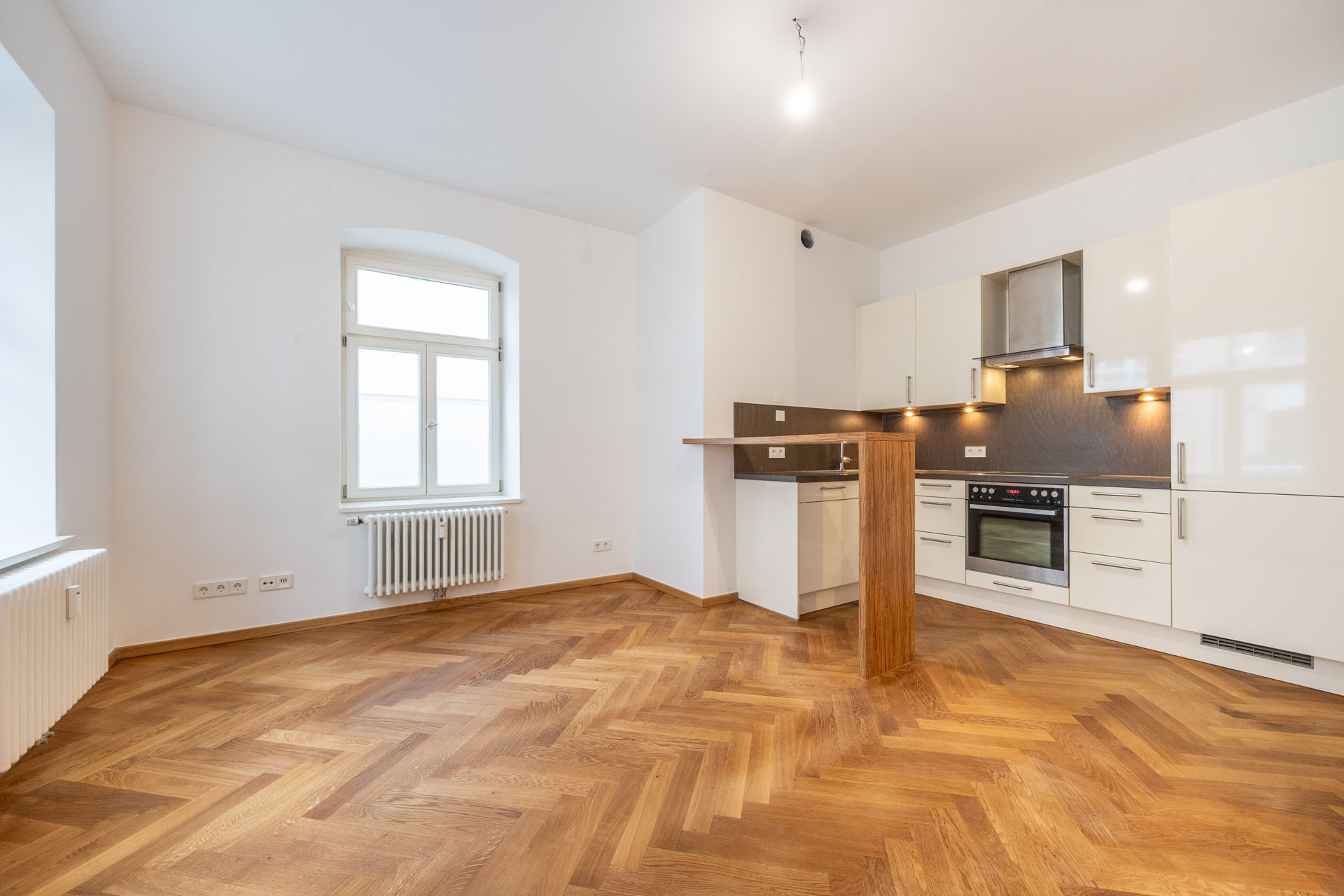 Leere Küche mit Holzfußboden und Fenster