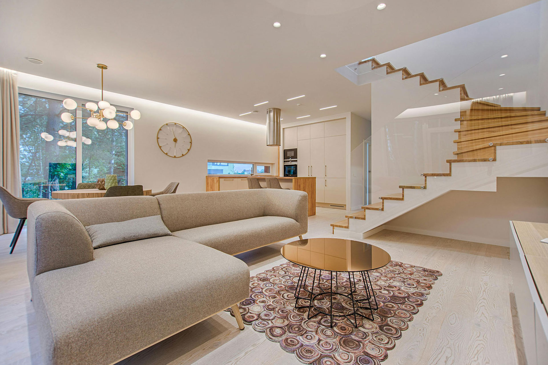 Moderne Wohnstube mit Sofa und Treppe.