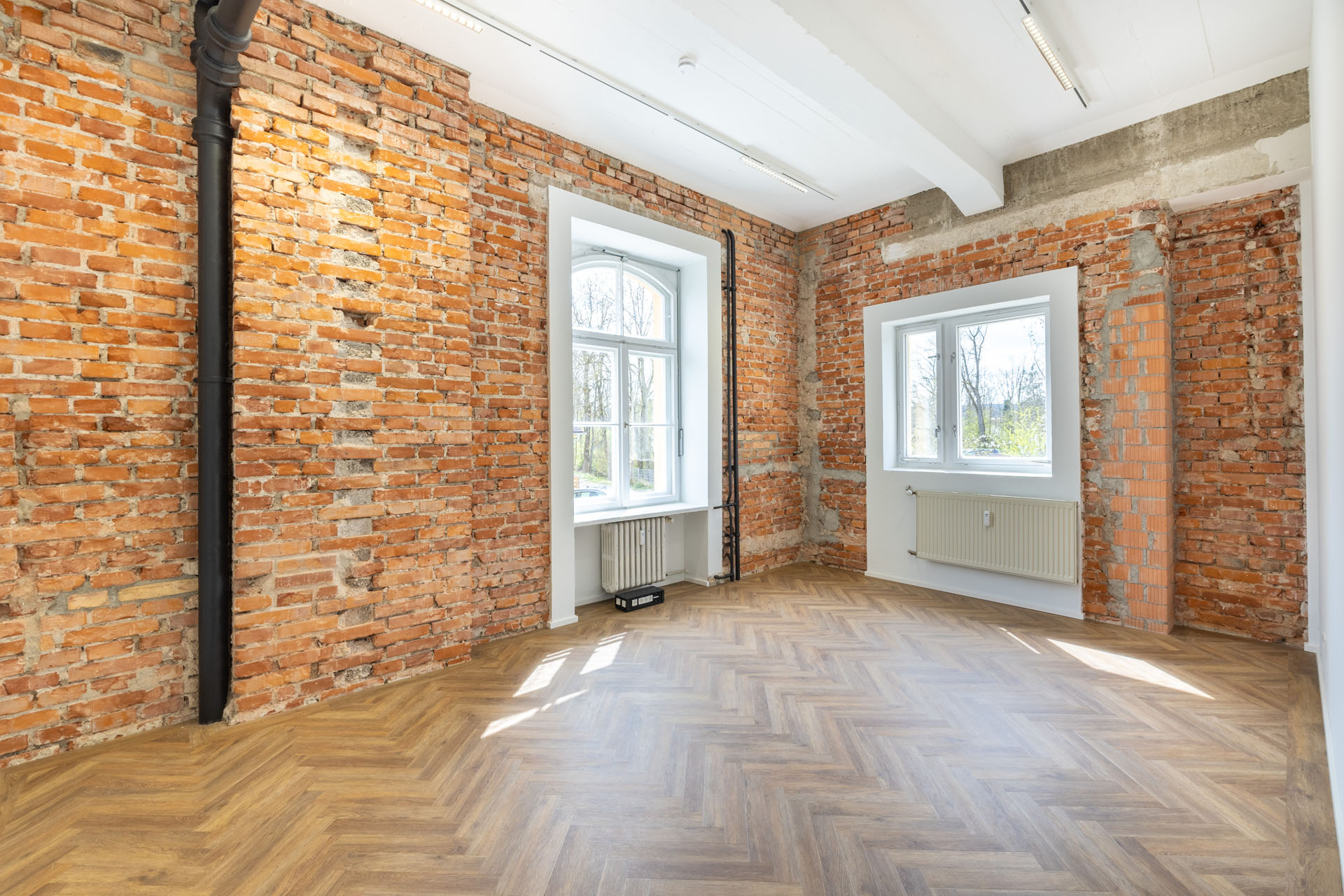Leere Innenansicht eines Raumes mit Backsteinwänden.