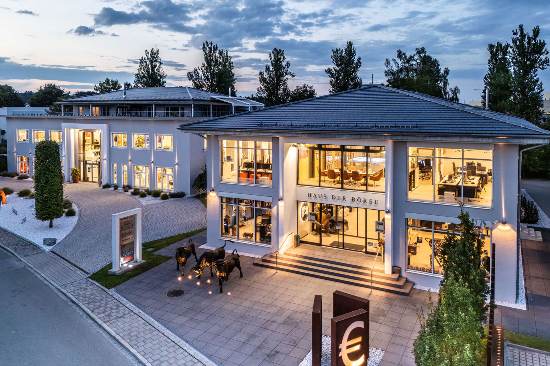 Moderne Architektur eines Hotels bei Dämmerung.