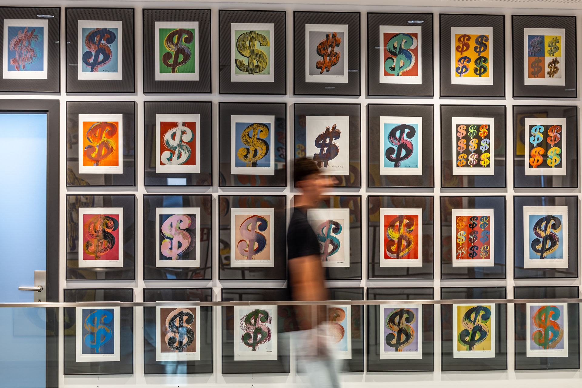 Person geht vorbei an Bildern mit Dollarzeichen.