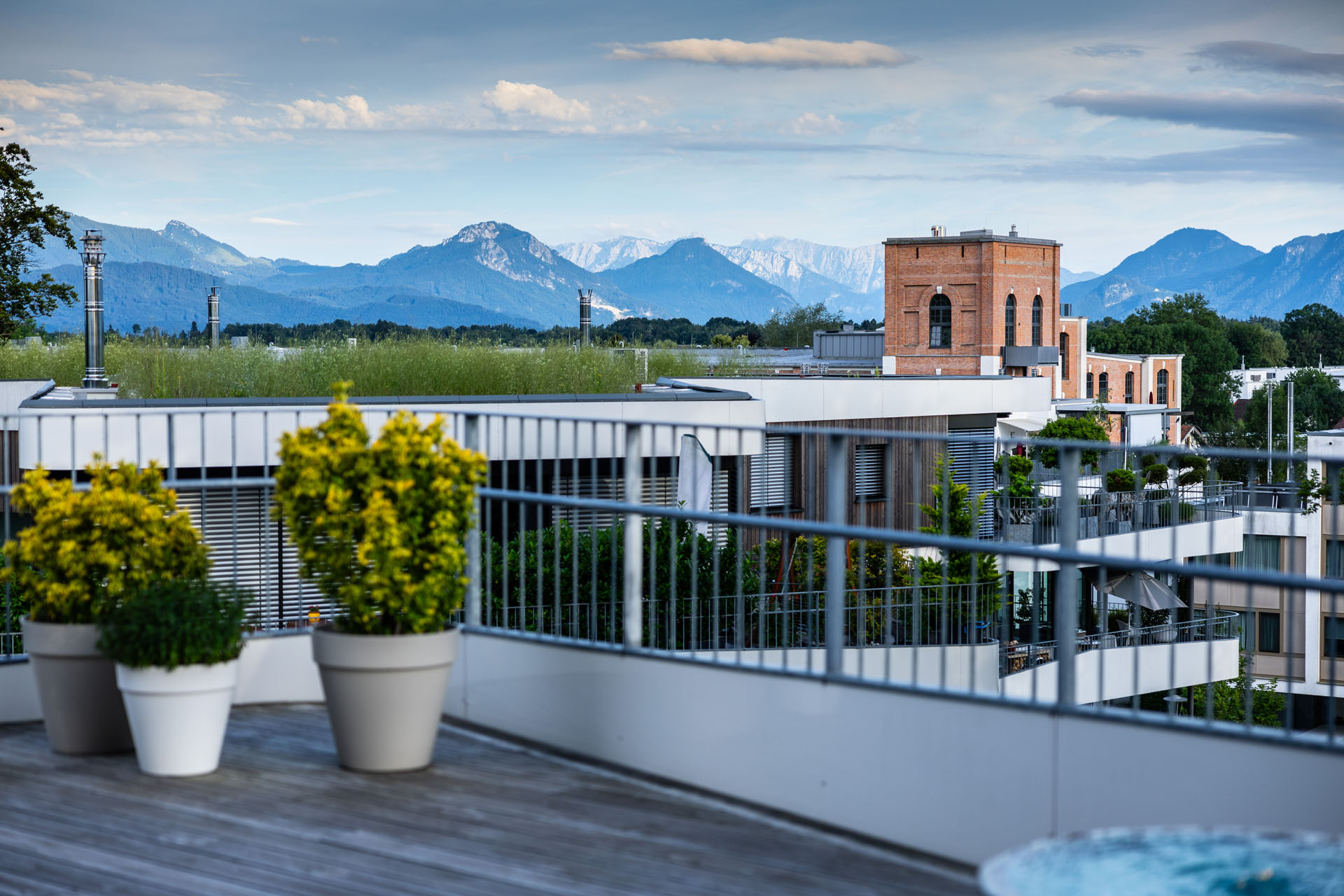 Blick auf Berge und moderne Stadtarchitektur.